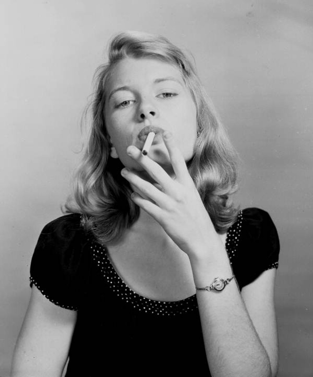 Cigarette girl, 1920s, original